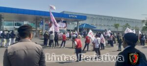 Serikat   F- SPGI  Gelar  Aksi  Demo  Sepihak  Di  Depan  PT  EPSON   Ejip